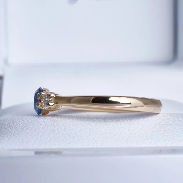 Pierścionek zaręczynowy z szafirem